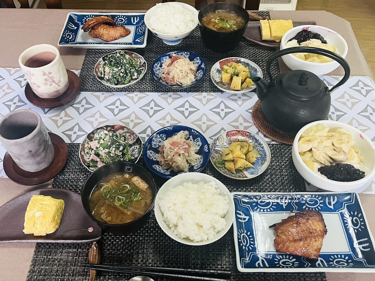 lifehuck2225's tweet image. 本日のブランチです。
赤魚の味醂干し（自家製）
だし巻き
大根とおあげのお味噌汁
ベーコンとほうれん草の白和え
大根の梅おかか和え
さつまいもの酢の物
なんちゃってアサイボール

 #料理好きな人と繋がりたい
#おうちごはん
#全部手作り