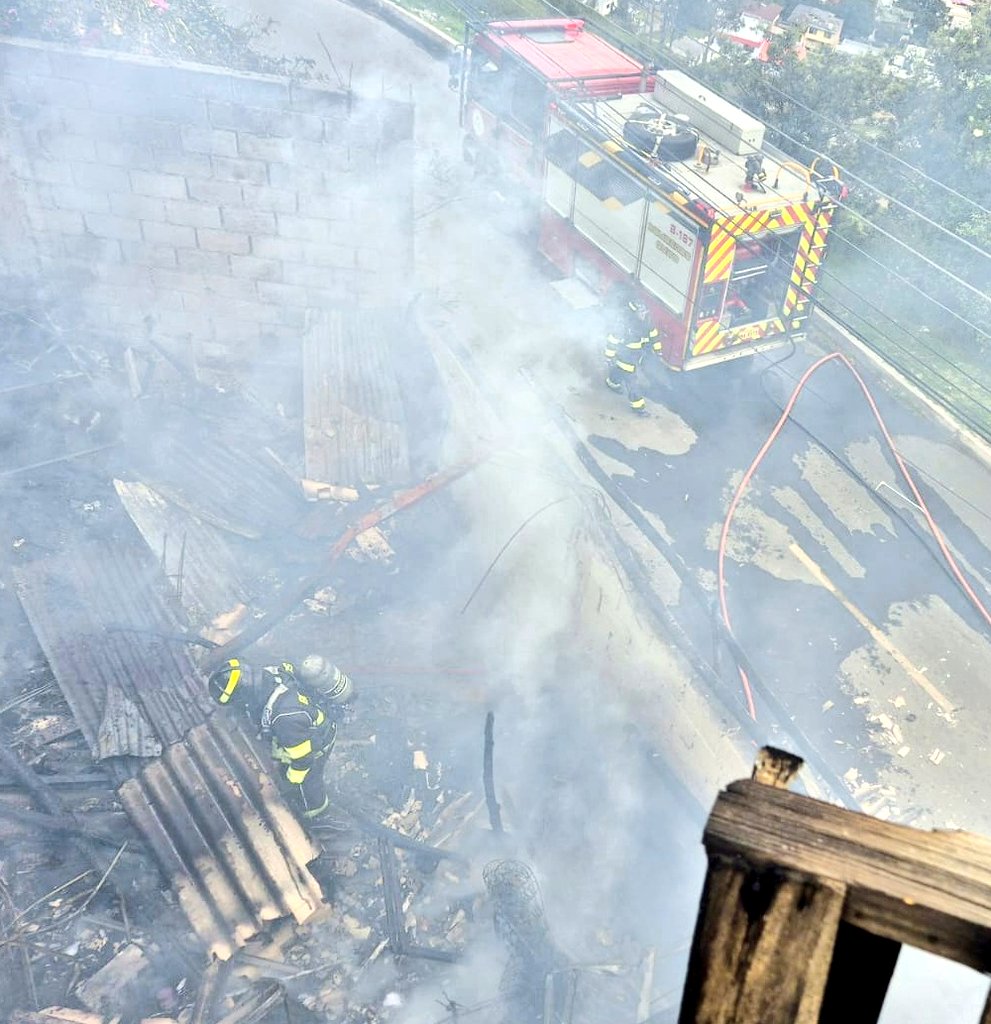 #Fuego▪️SE QUEMARON LOS CUYES 💬 El fuego arrasó con un criadero de gallinas, patos y cuyes. Dos patos lograron sobrevivir. Un equipo de <a href="/BomberosQuito/">Bomberos Quito</a> brindó atención prehospitalaria a tres personas con quemaduras de primer grado, dificultad respiratoria y contusiones.