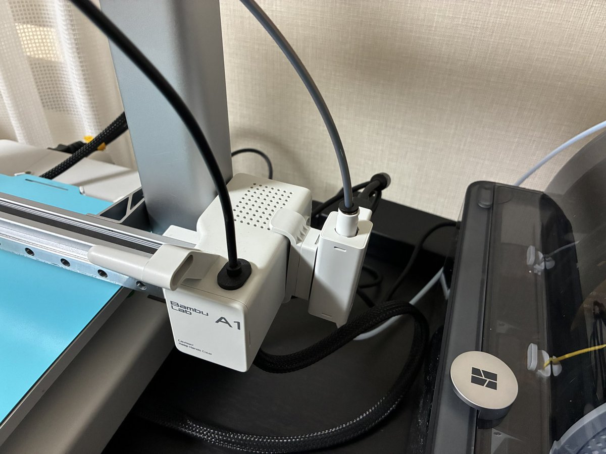 A1用AMSハブが入荷し早速購入。75cm幅のラックになんとか設置。2台目AMS2の設置方法は思案中。

まずは4色で動作確認。AMSハブ内で引っかかるトラブルも発生し、A1にはAMS Liteの方が良かったような。簡素な仕組みでトラブル皆無だったし。

#Bambu
#AMS2