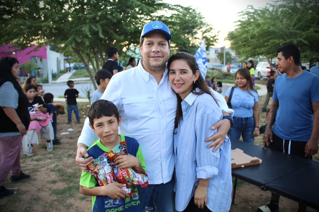 LuisCantuMx's tweet image. Seguimos compartiendo momentos inolvidables en nuestras Posadas, ahora con mis amigas y amigos de la Colonia Aquiles Serdan y Los Almendros.

¡Muchas gracias por recibirnos, les deseo felices fiestas y un feliz año nuevo! 🎄🎉🐾

#LuisCantúMx #Posadas
#Tamaulipas