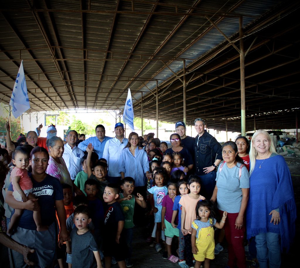LuisCantuMx's tweet image. Seguimos compartiendo momentos inolvidables en nuestras Posadas, ahora con mis amigas y amigos de la Colonia Aquiles Serdan y Los Almendros.

¡Muchas gracias por recibirnos, les deseo felices fiestas y un feliz año nuevo! 🎄🎉🐾

#LuisCantúMx #Posadas
#Tamaulipas
