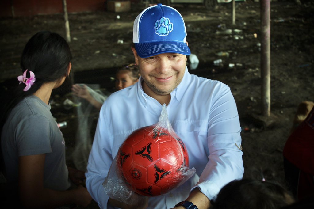 LuisCantuMx's tweet image. Seguimos compartiendo momentos inolvidables en nuestras Posadas, ahora con mis amigas y amigos de la Colonia Aquiles Serdan y Los Almendros.

¡Muchas gracias por recibirnos, les deseo felices fiestas y un feliz año nuevo! 🎄🎉🐾

#LuisCantúMx #Posadas
#Tamaulipas