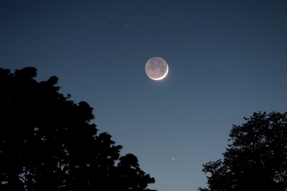 EnriqueVargasdV's tweet photo. La Luna, Mercurio y las Pléyades, una excelente toma de Moon Lover. 

Buenas noches a todos. https://t.co/WNC6uStSip