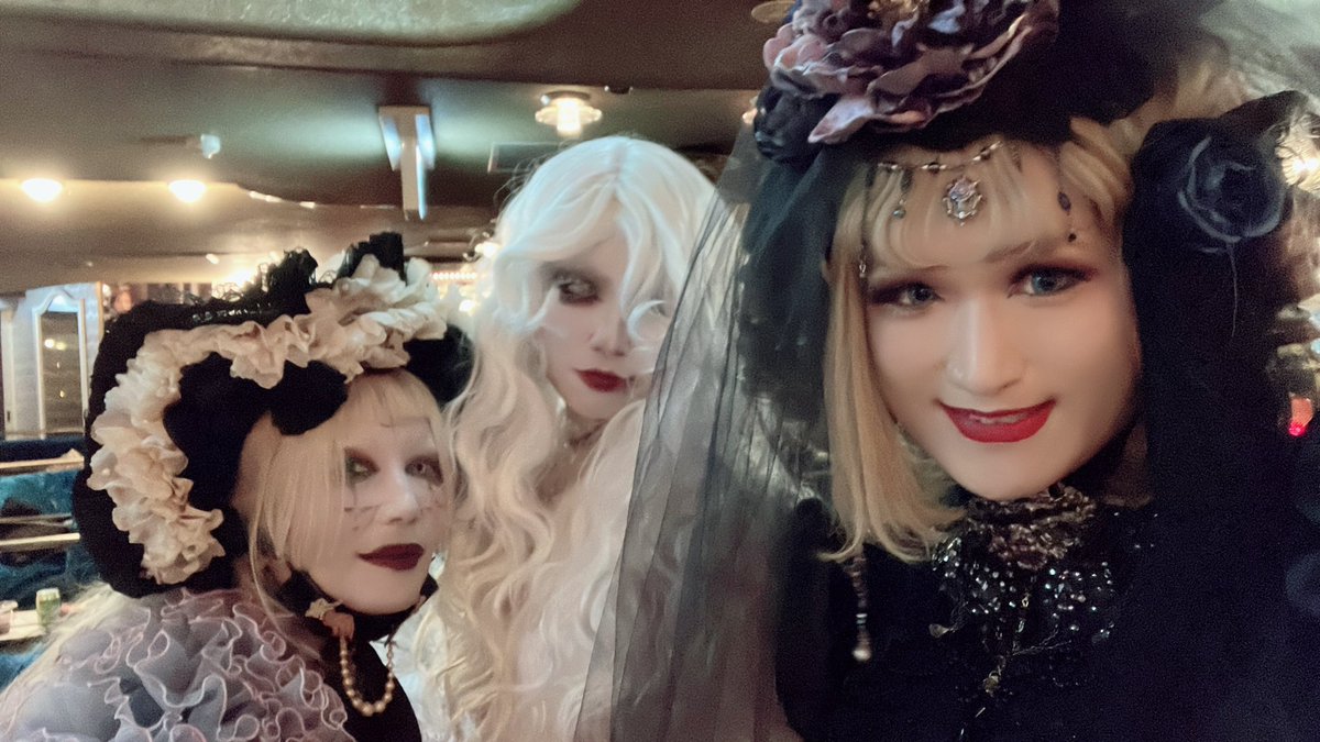 mine_chihiro's tweet photo. 今年もsalon de NOSFERATU参加しました🌹
ゴシックの耽美な世界で個性豊かなショー、美しい衣装の参加者さん達が揃ってのDJイベントと盛りだくさんの内容で楽しめました✨

他のゴスロリ愛用者さんたちからも勉強させてもらいます🥀 https://t.co/jRocg6SywV