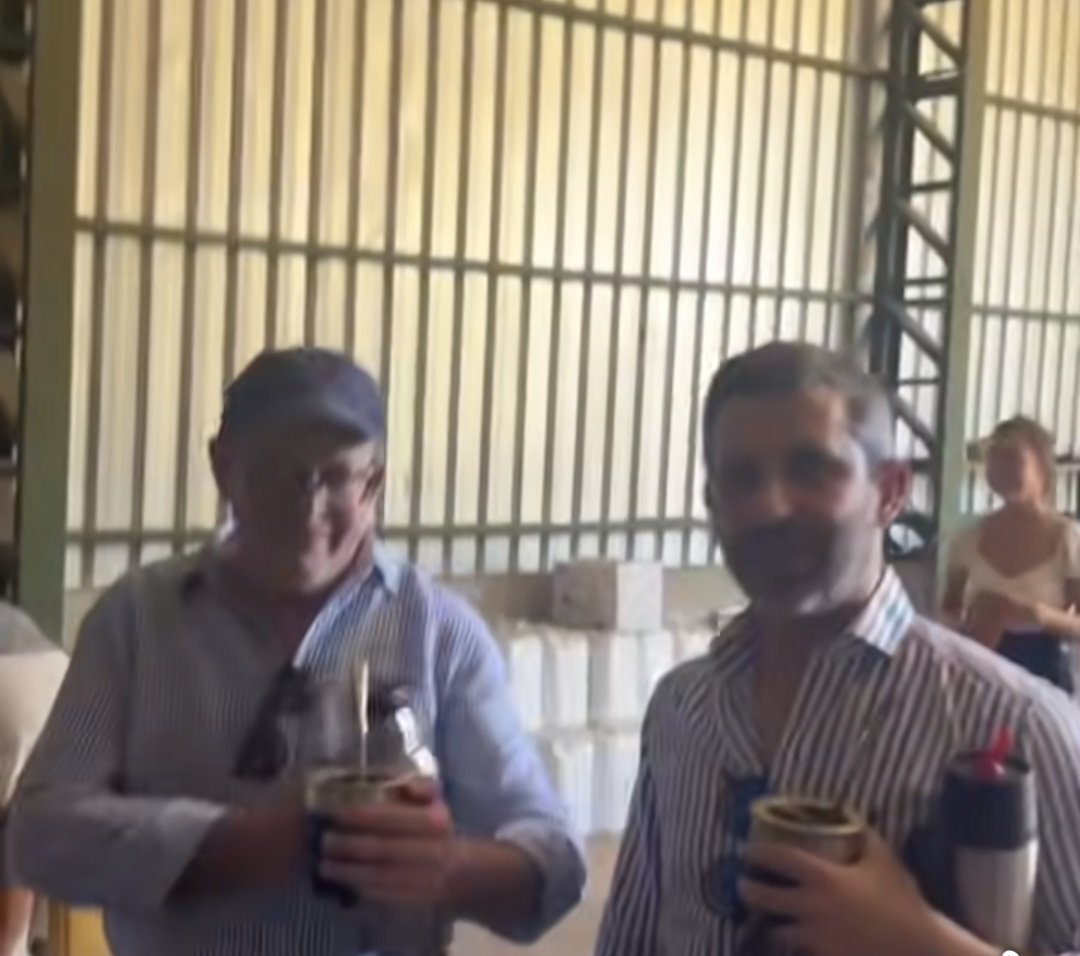 La foto de <a href="/APerrone510/">Alvaro Perrone 5️⃣1️⃣0️⃣</a> con <a href="/DCaggiani/">Daniel Caggiani</a> desnuda la estafa política, usó Cabildo Abierto como trampolín y hoy traiciona a sus votantes. Los cabildantes de ley creyeron en convicciones, no en este oportunismo burdo rumbo al MPP. Ambición pura, principios nulos.