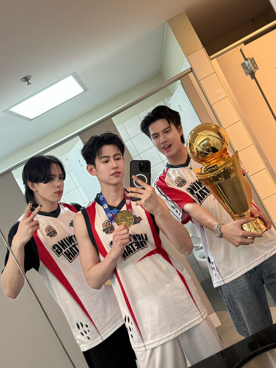 yacht_patsit's tweet photo. ปีนี้เน้นไปให้กำลังใจน้องๆ 5555555
#GMMTVStarlympics2025 https://t.co/8qBCOgCB7q