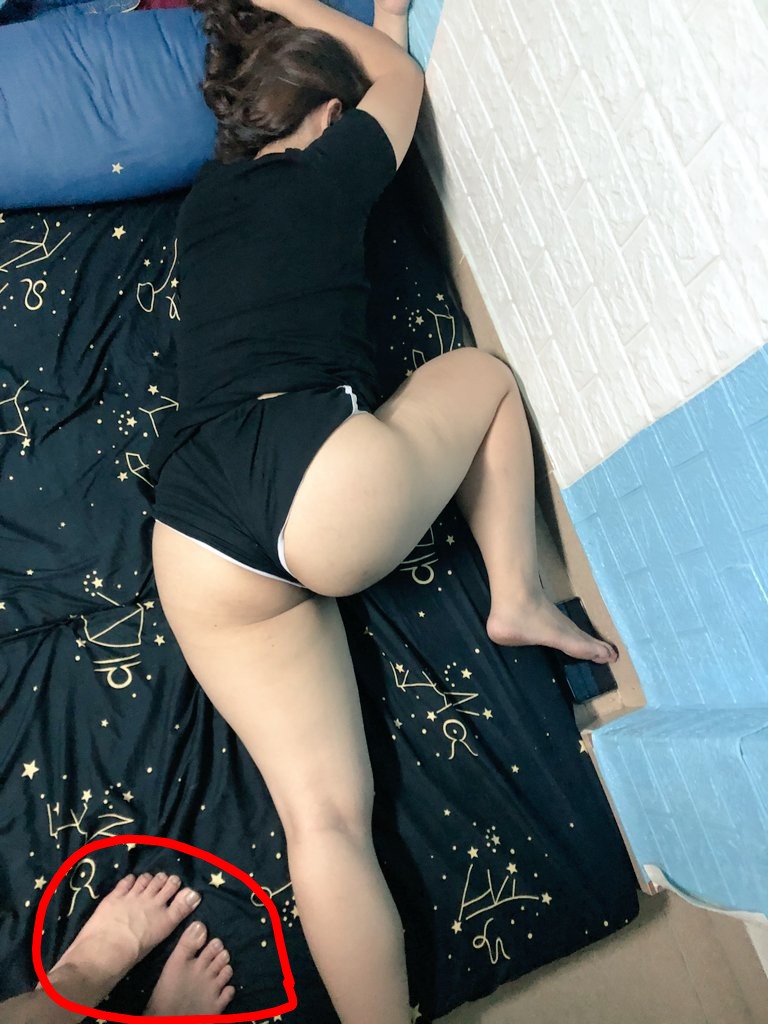 Cuối tuần vợ đi tiệc công ty mãi chưa về. Hỏi thì bảo qua nhà đồng nghiệp ngủ lại mai về. Đổng nghiệp chụp cho tấm hình bảo vợ hơi say nên ngủ mất rồi.
Mà tui nhìn mãi cứ thấy bàn chân này lạ quá. Ông nào tinh mắt nhìn em chân nam hay nữ vậy?