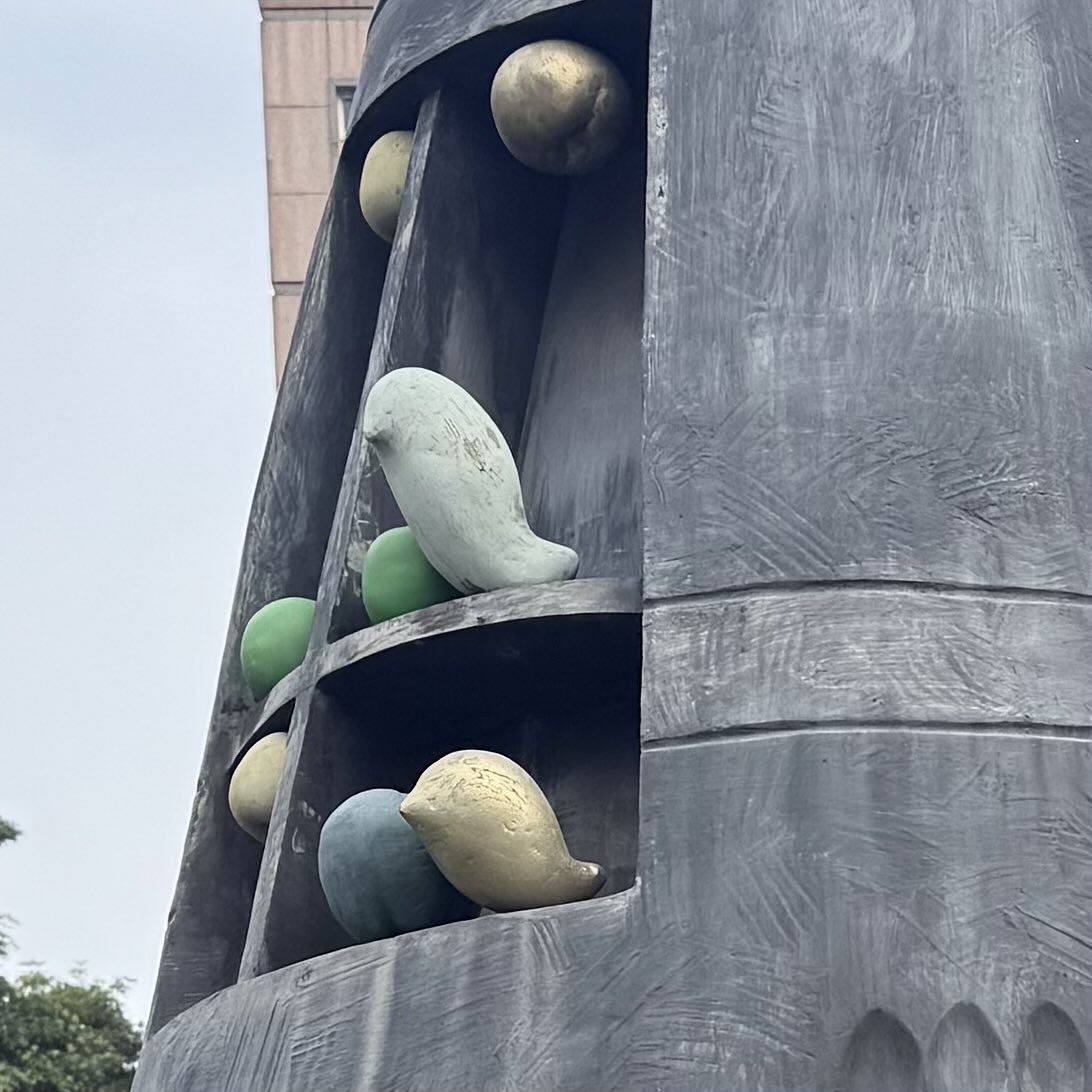 fug2's tweet image. 台北を歩いてたら、中学校の入り口にデススターがあったんですけど、良く見るとトリがとまっているので良いデススターのようです。