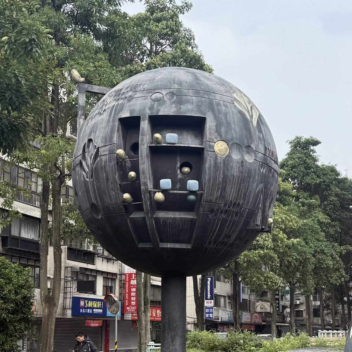 fug2's tweet image. 台北を歩いてたら、中学校の入り口にデススターがあったんですけど、良く見るとトリがとまっているので良いデススターのようです。