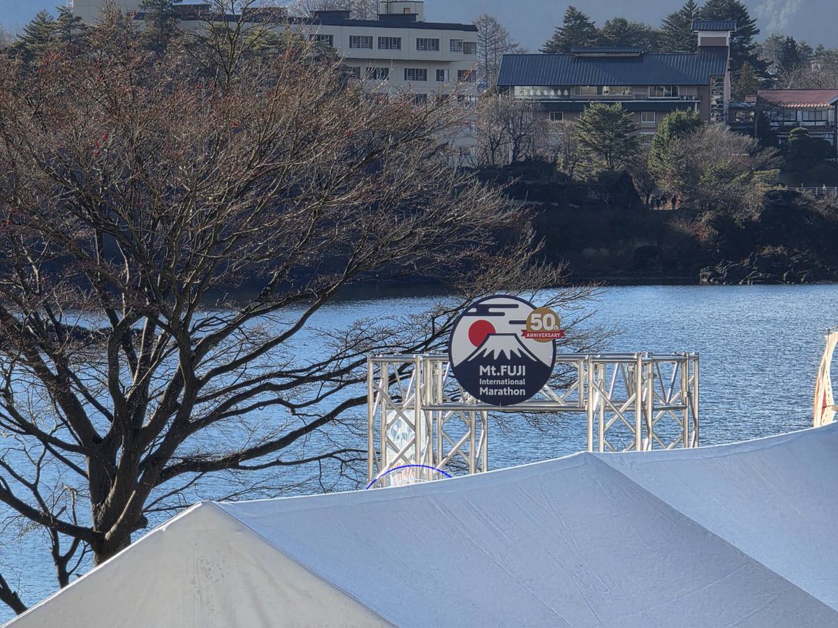 bd2020x's tweet photo. Good morn(S)ing(to) 
ทักทายวันอาทิตย์ค่ะ มีเหรียญจากงาน Mt. Fuji International Marathon 2025  เมื่อวันที่ 14.12.2025 มาฝาก (มาอวดมากกว่า😂😂) เป็นเหรียญ  Funrun 10.5 km. กับ  เหรียญ Around Kawaguchiko 17 km. Happy Sunday ขอให้พี่สิงสุขภาพแข็งแรงนะ
#SingtoPrachaya
#SingtoFCxFunrun https://t.co/pJkMCqfxNl