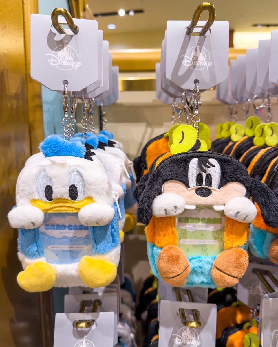 ディズニーストア カードケース スティッチ ドナルド グーフィー セット マチがあって複数のカードを収納できる！ ディズニーストア ドナルド