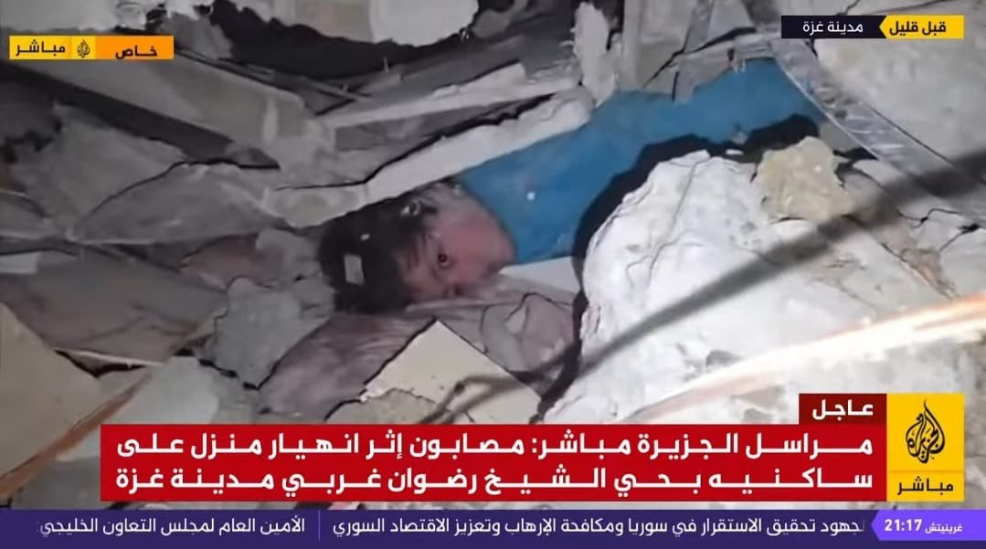 RamAbdu's tweet image. 🚨 A child is trapped beneath the rubble of the Lubbad family’s home, which collapsed after damage from a previous Israeli airstrike on Gaza City, amid Israel’s continued ban on rubble-removal equipment and shelter materials.

Israel’s brutality knows no bounds.