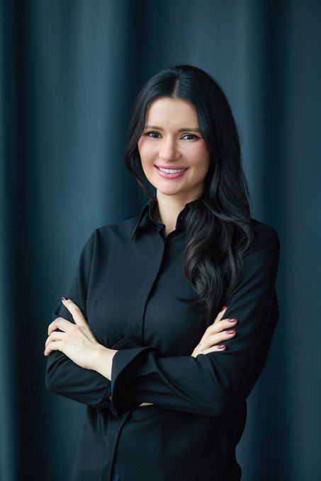 De Europese Unie heeft sancties opgelegd aan Diana Panchenko, een voormalige Oekraïense televisiepresentatrice en journaliste, nadat zij corruptie binnen de regering van Zelensky aan het licht had gebracht. YouTube heeft haar account, dat 2 miljoen abonnees had, geblokkeerd en