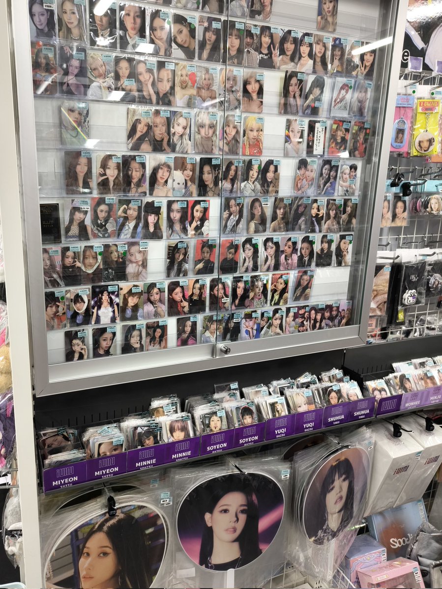 G_I_DLE #idle 🏰💜 【コーナー紹介】 店頭入って右側3列目の棚に