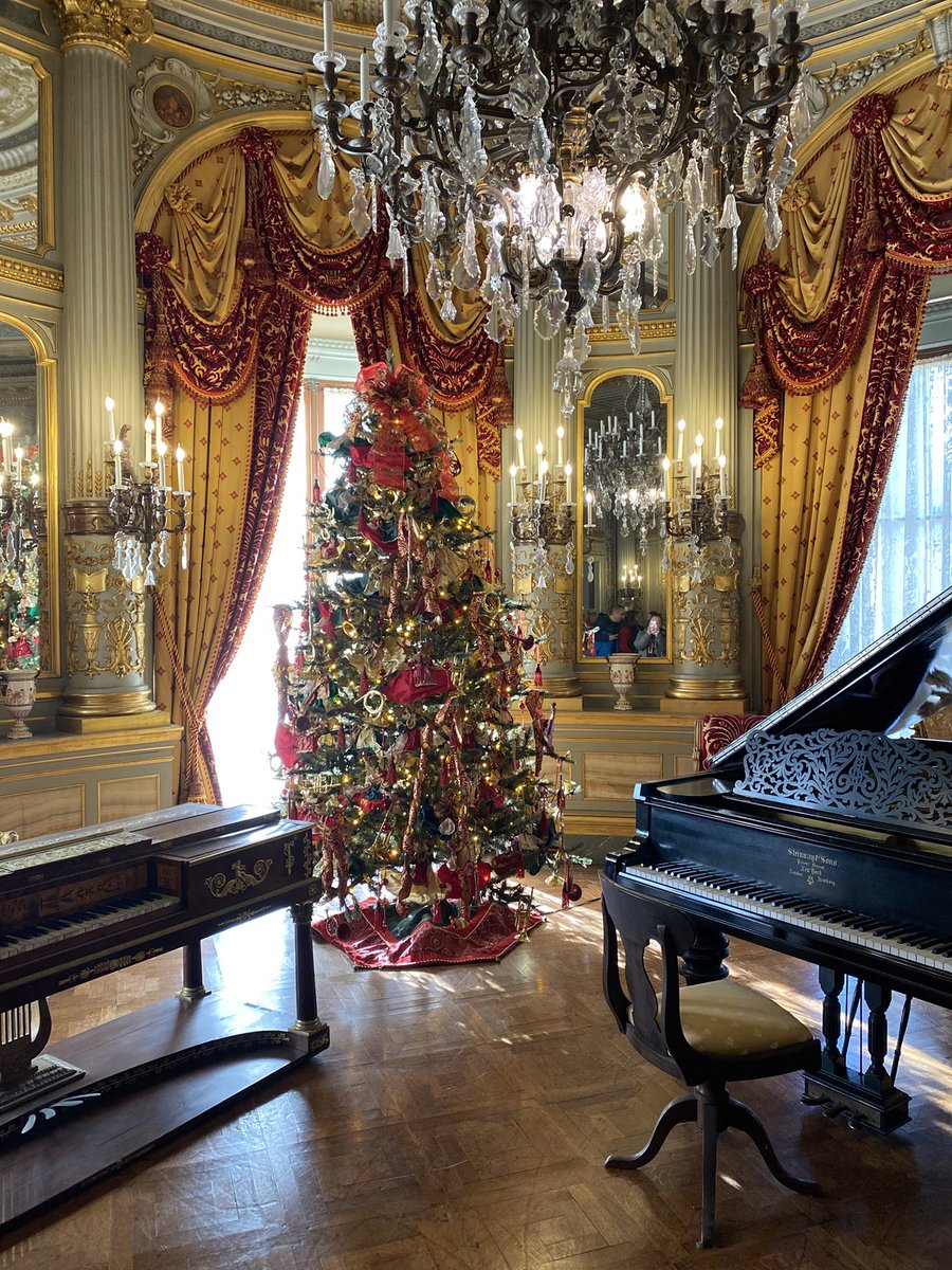 charzen1129's tweet image. ‘Tis the season…✨🎄✨ 

@CJZenzick3 @sweetie51932 @oliviahosig @DscvrNewport 

#TheBreakers #TheElms #BowensWharf