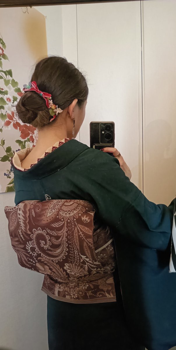 デコ柄クリスマスコーデ👘🎄
ちゃんと雨装備持参してデコ柄色留袖に #ホムシュヘム 
帯 #lunco さん
帯留 #和兎庵 さん
イヤリング #SwirlingBlackLilies さん

クリスマスマーケット巡り🎄🎅
#かずきもの