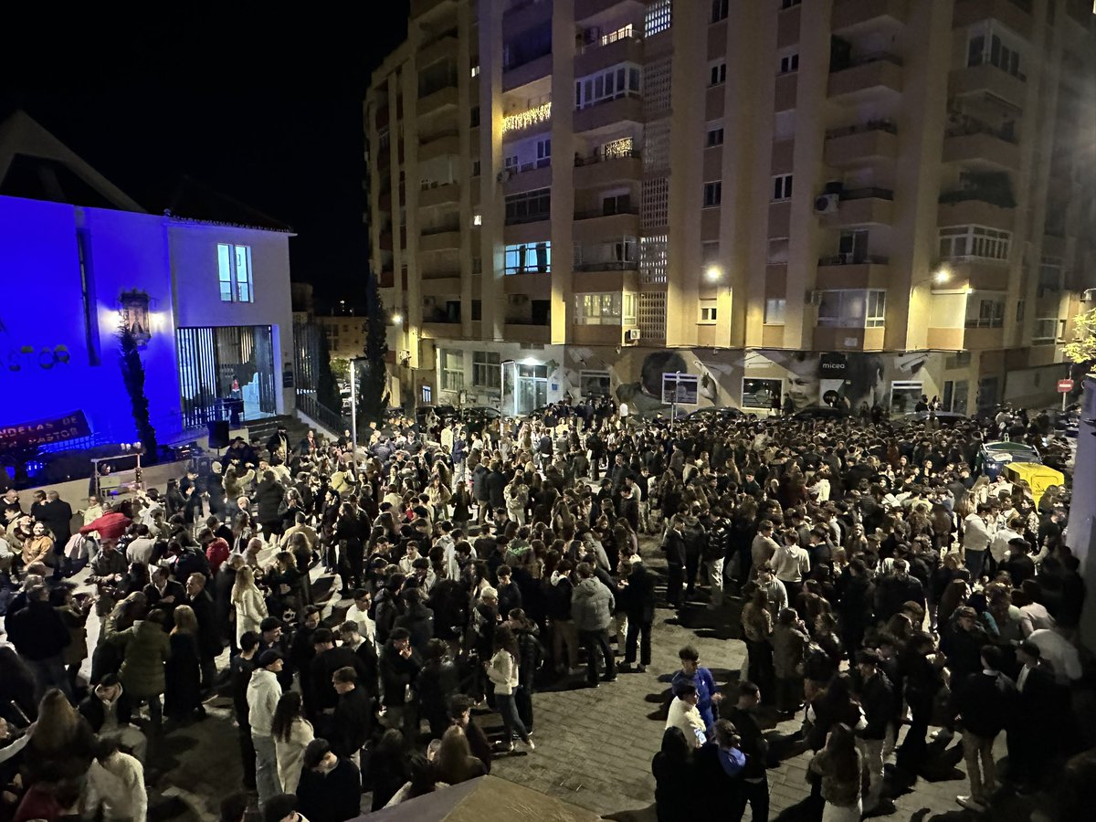 ¡LA NAVIDAD EN LA CRUZ VERDE! 🎄🖤

#CofradiasMLG