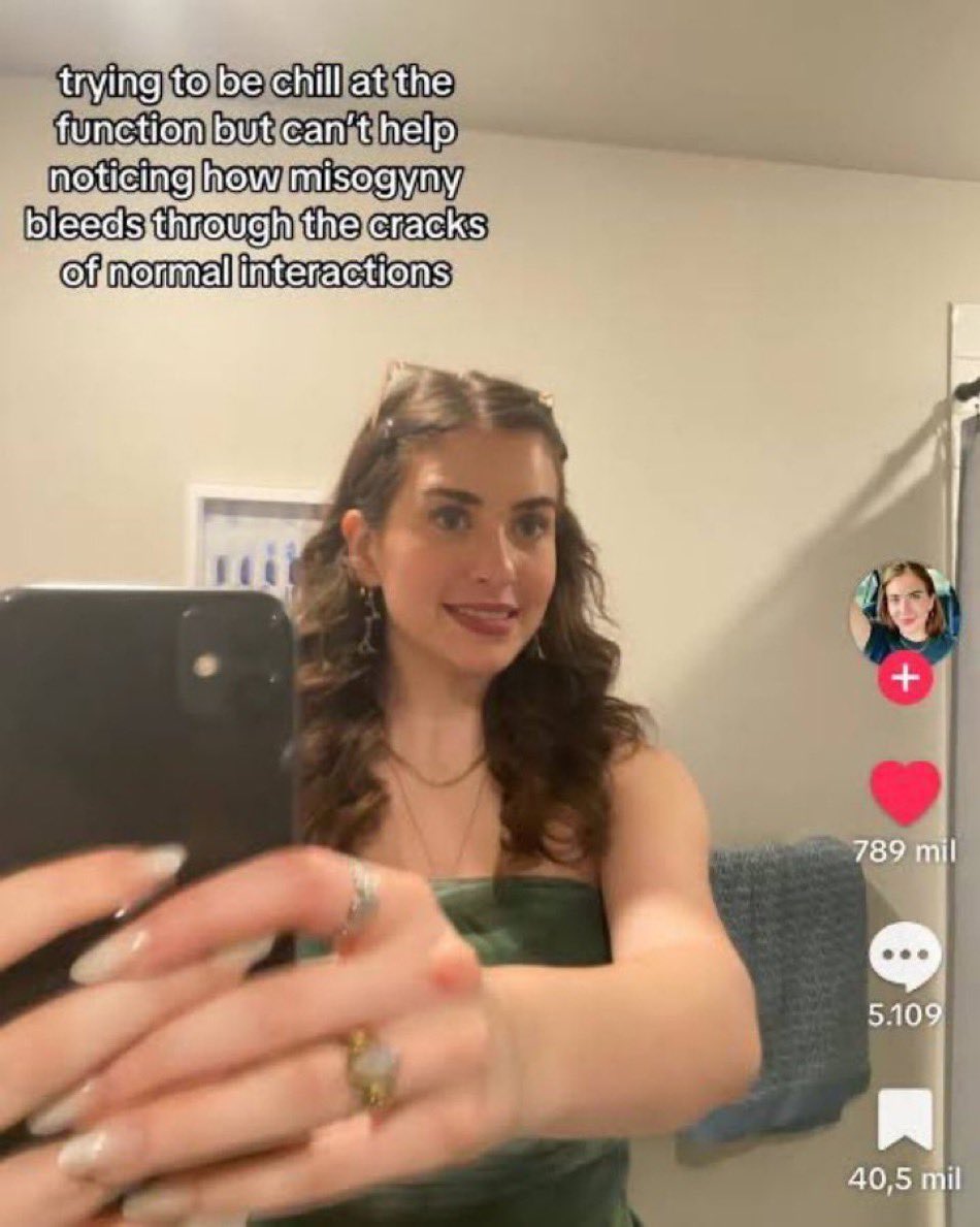 ffffrogs's tweet image. watching old episodes of cutthroat kitchen