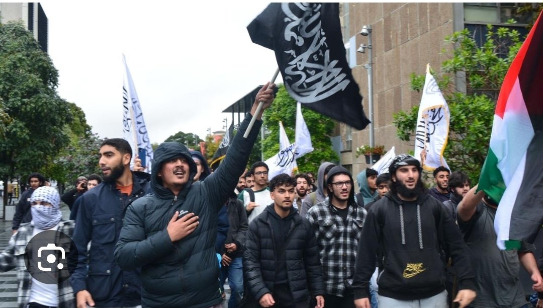 MapHanger01's tweet image. Unite with this Hamas Gimp?

Not fucking likely.

Piss off Albofat and take your Muslim Brotherhood mates with you.