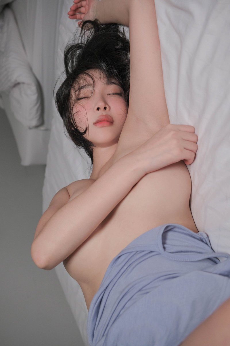 bivnaal's tweet photo. kalo lagi tidur begini emang nggak ada aestetiknya https://t.co/100UTcrljQ