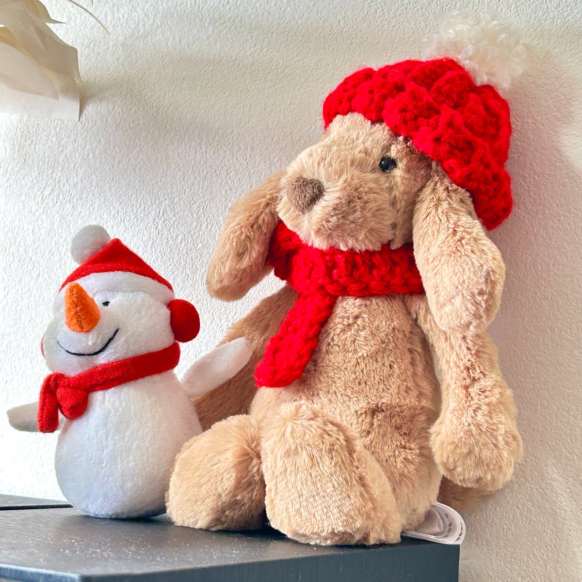 Cafe_de_emu's tweet photo. Wishing you lots of love and happiness this holiday season. 🎄✨
ポンポン帽子とマフラー🧣を編んでお揃いに♪

#かぎ針編み 🔰
#Crochet 🔰
#ぬいぐるみの帽子 https://t.co/BwNqf7myjn