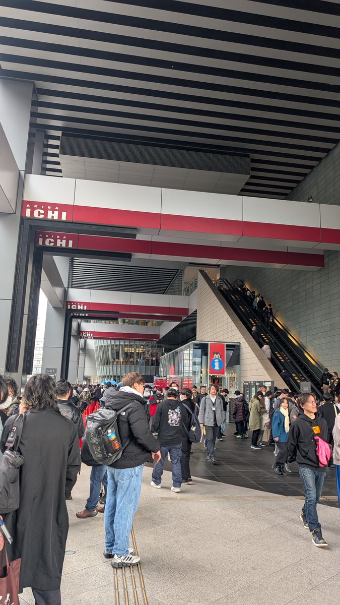 この辺にいるので挨拶したい人がいれば…！おしゃれなTシャツ着てます。