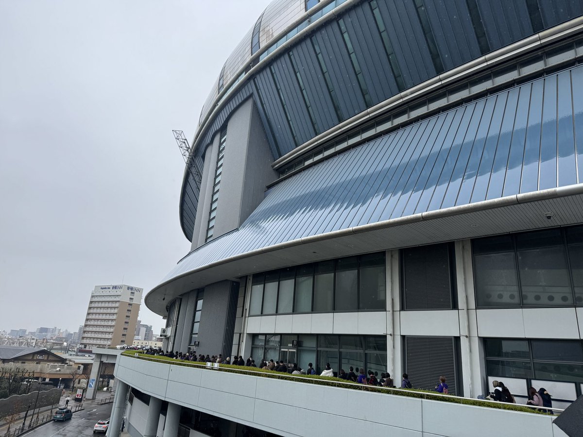 sushitarobz's tweet photo. 来ましたファイナル(^-^)
元気なお二人の姿楽しみです😊
ガチャ並んでます！
#BzLIVEGYM2025FYOP 
#bz 
#FYOP大阪 
#fyop https://t.co/5eYVGQfEE5