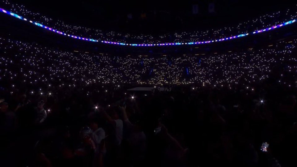 reigns_era's tweet image. Fireflies are out.

 #GuerraDeTitanes