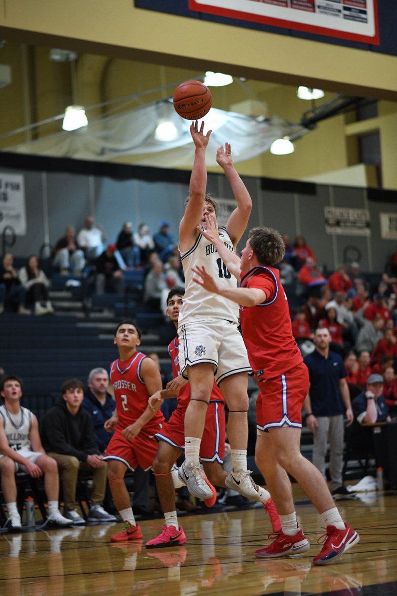 ValleySportsPix's tweet photo. Bulldogs vs Mustangs #WeAreEHS #ThisIsTheCWAC #CWACBBasketball202526 #SportsPhotography https://t.co/dgIhLN0kqG