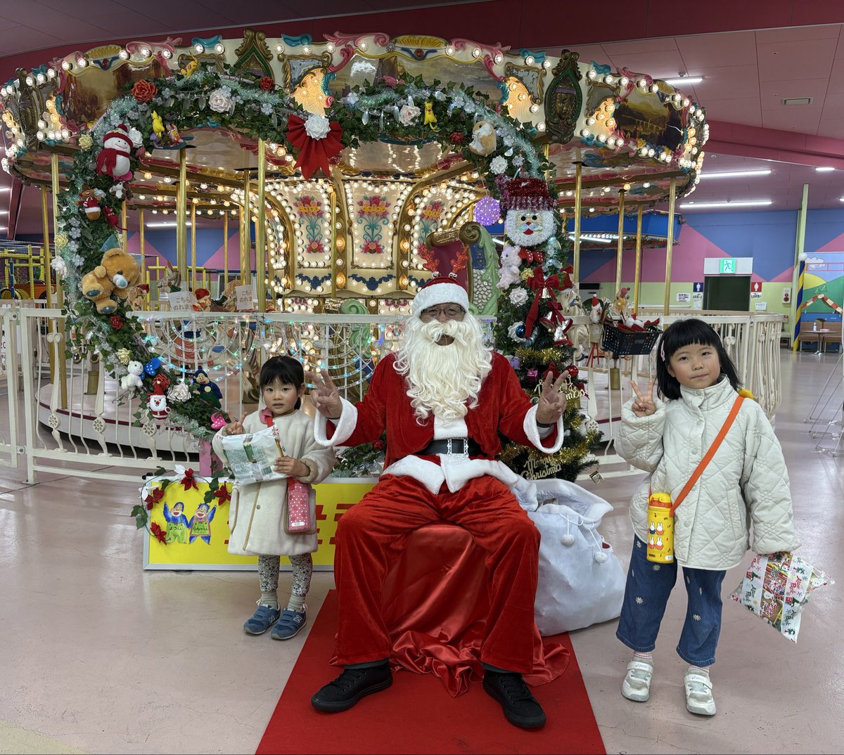 yourouland's tweet photo. 本日1組目のかわいいお子様達とサンタさんで記念撮影♪
お菓子のプレゼント、喜んでいただけて良かったです。
サンタさんは次の子ども達に会う予定ですので今日は帰りましたが、お菓子のプレゼントは残していただきましたので、ご来園のお子様にお渡し可能です♪
※数量限定
#養老ランド
#クリスマス https://t.co/IEGLxbmOc8
