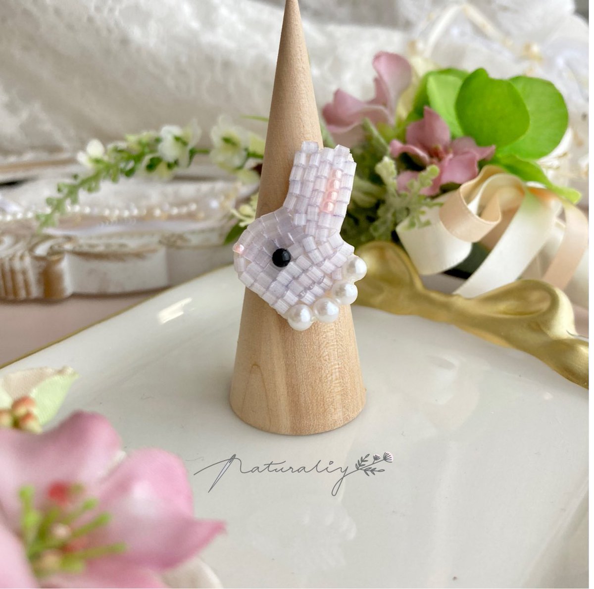 淡いラベンダー色🪻の
落ち着いた雰囲気のうさちゃん
イヤリングとリング💙💜

minneにて販売開始しました♪
ぜひご覧ください𓂃𓈒𓏸