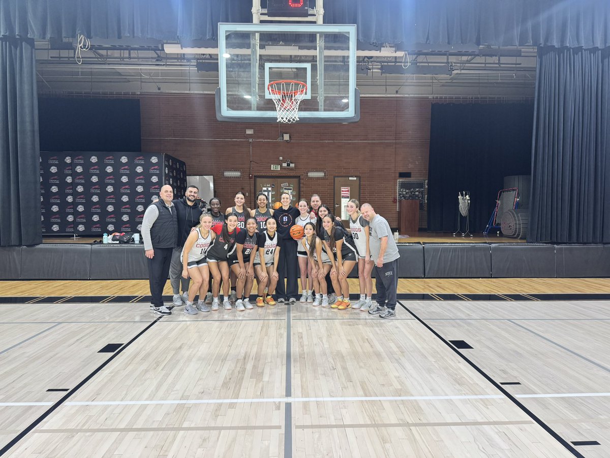 KellySopak's tweet image. Great having @sabrina_i20 swing by practice and not only watch the @carondelethoops practice but to be on the floor coaching and providing words of wisdom to our young student athletes #GrowtheGame #Franchise @CalStars @nikebasketball @NikeGirlsEYBL