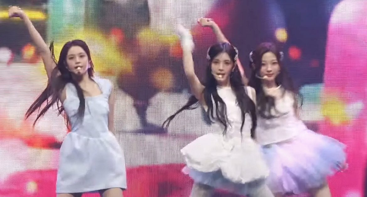 vermilionturn's tweet photo. SM? she’s mistreated on stage and in outfits? the difference is so obvious.

don’t think you can ignore Carmen’s fans. we’re loud when it comes to voting. yall lose our respect, and we’ll vote for Carmen only, like she’s won rookie 🙏🏻 not the group.

@SMTOWNGLOBAL 
@Hearts2Hearts https://t.co/clvT2dZTne