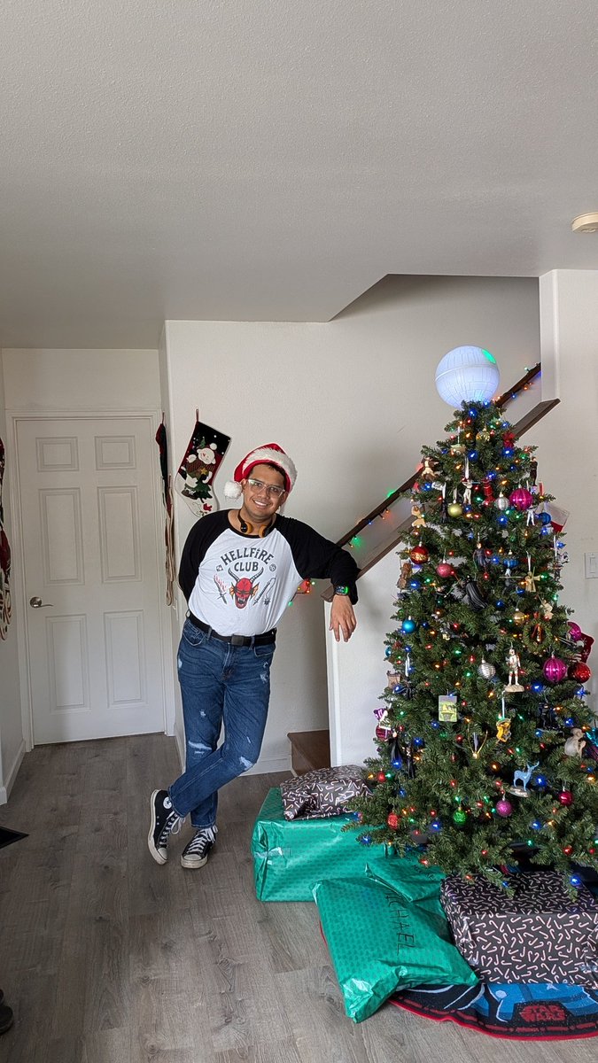 CapiniaMichael's tweet photo. Stand right next to my Christmas Tree soon it will be Christmas Day 🎄☃️🌨️🎅🎁 https://t.co/VwMi8LKsDL