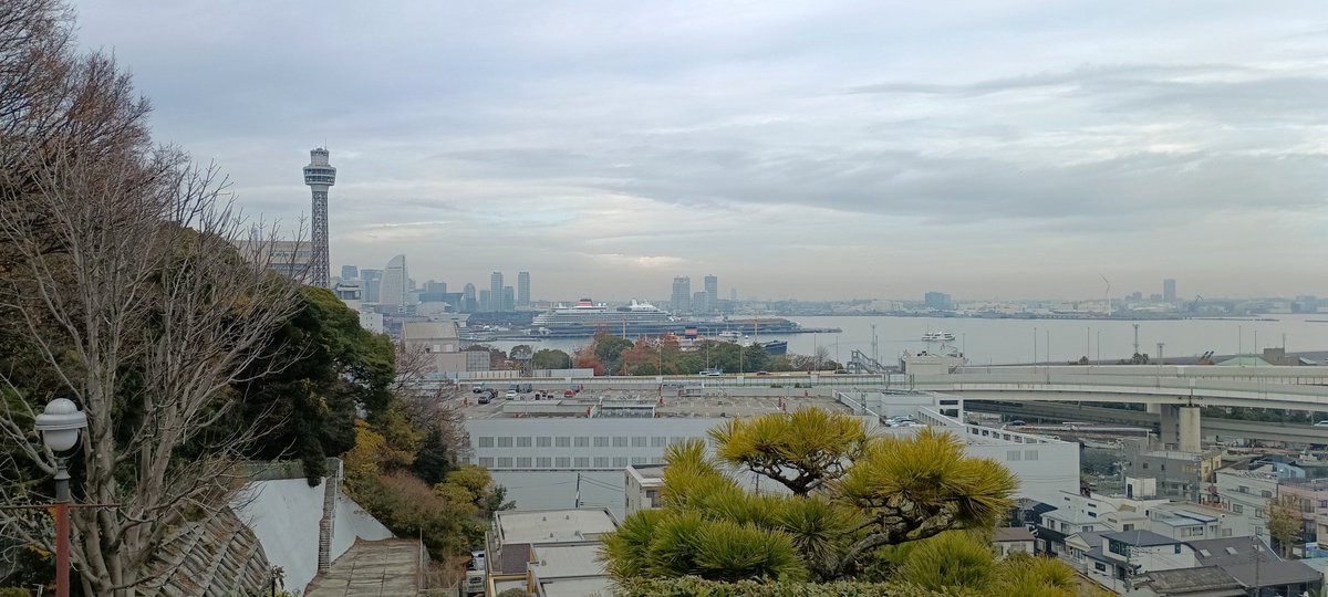 直感でやりたいことやろう！ということで🎄シーズンの横浜山手へ。美味しいハンバーグ、西洋を感じる散策、B’zのTIMEを口ずさみながら初めて港の見える丘へ。飛鳥Ⅲ🚢とｶﾊﾗホテルが見え、元町で美味しい🍞を買って帰った素敵な半日でした。