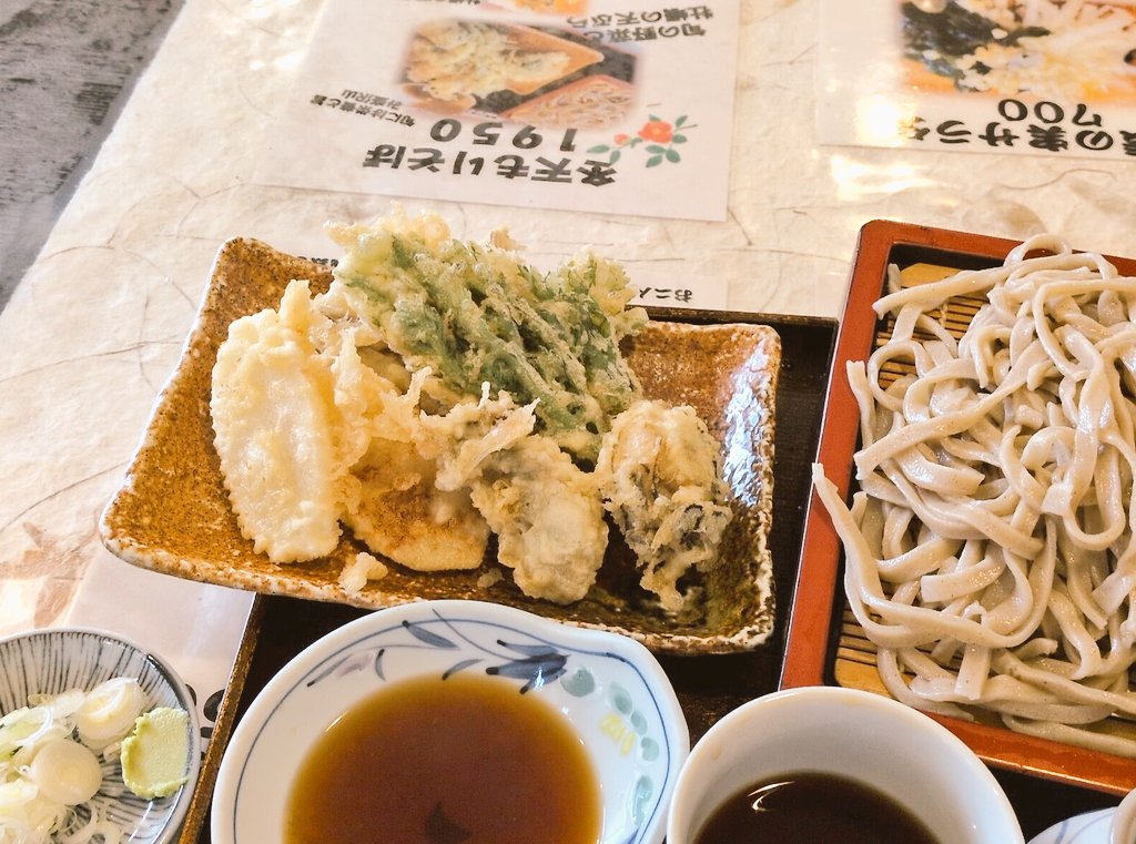 seominami's tweet photo. まだ昼前だからと思って来ましたが、吉田家さんはほぼ満席 #手打ちそば吉田家 #幸手ランチ #久喜ランチ #冬天もりには牡蠣の天ぷら https://t.co/xViVaUMu8j