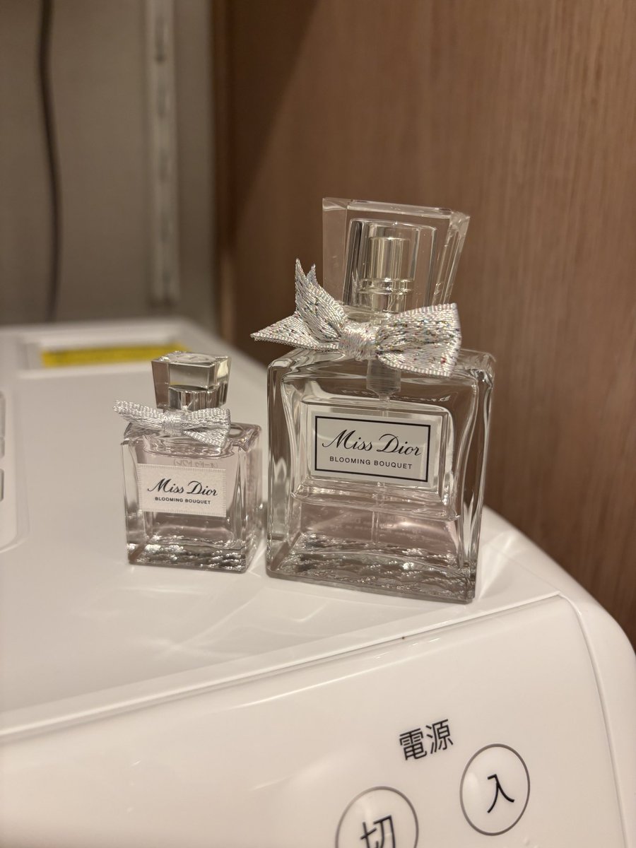 Diorのミスディオール香水ミニチュアセット 3枚目のように現品と並べる