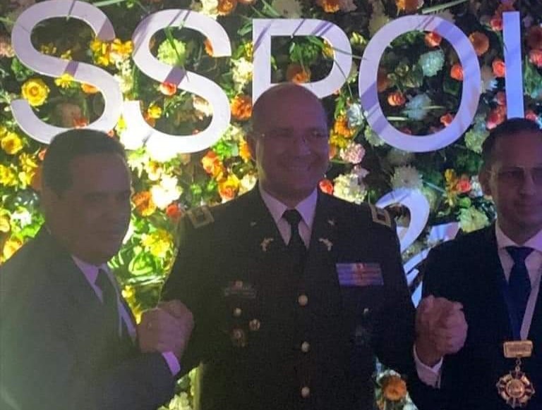 ElVasquitoEc's tweet photo. Fui condecorado por el #Isspol junto con José Ibáñez; le entregué pruebas a Fernando Villavicencio y a Ricardo Vanegas sobre la responsabilidad del Decevale y de la Bolsa de Valores de Guayaquil, pero un día, el abogado dijo que mi trabajo no servía; "no servía a sus intereses". https://t.co/ZbvGXD3lA9