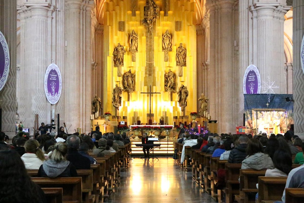 🎄| La Catedral Basílica de Zacatecas fue el escenario del Concierto de Navidad 2025, a cargo de la Familia Coral Zacatecas, agrupación con más de ocho años de trayectoria y una sólida herencia coral zacatecana.

#ZacatecasEsCultura
#PazEsBienestar🕊️
