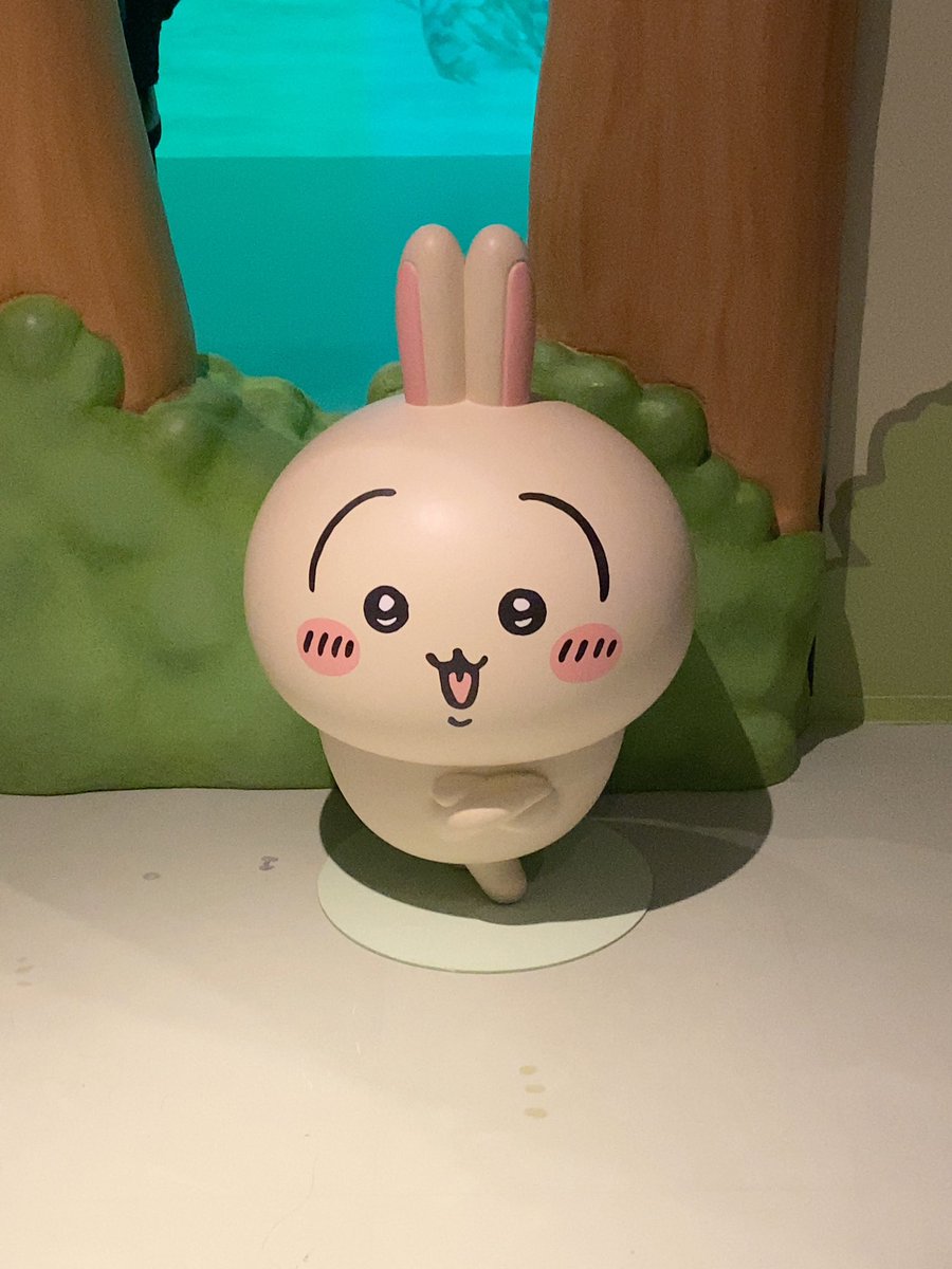 ラッコ先生と愛車、そして木。 視線を下に落とせばうさぎやハチがい