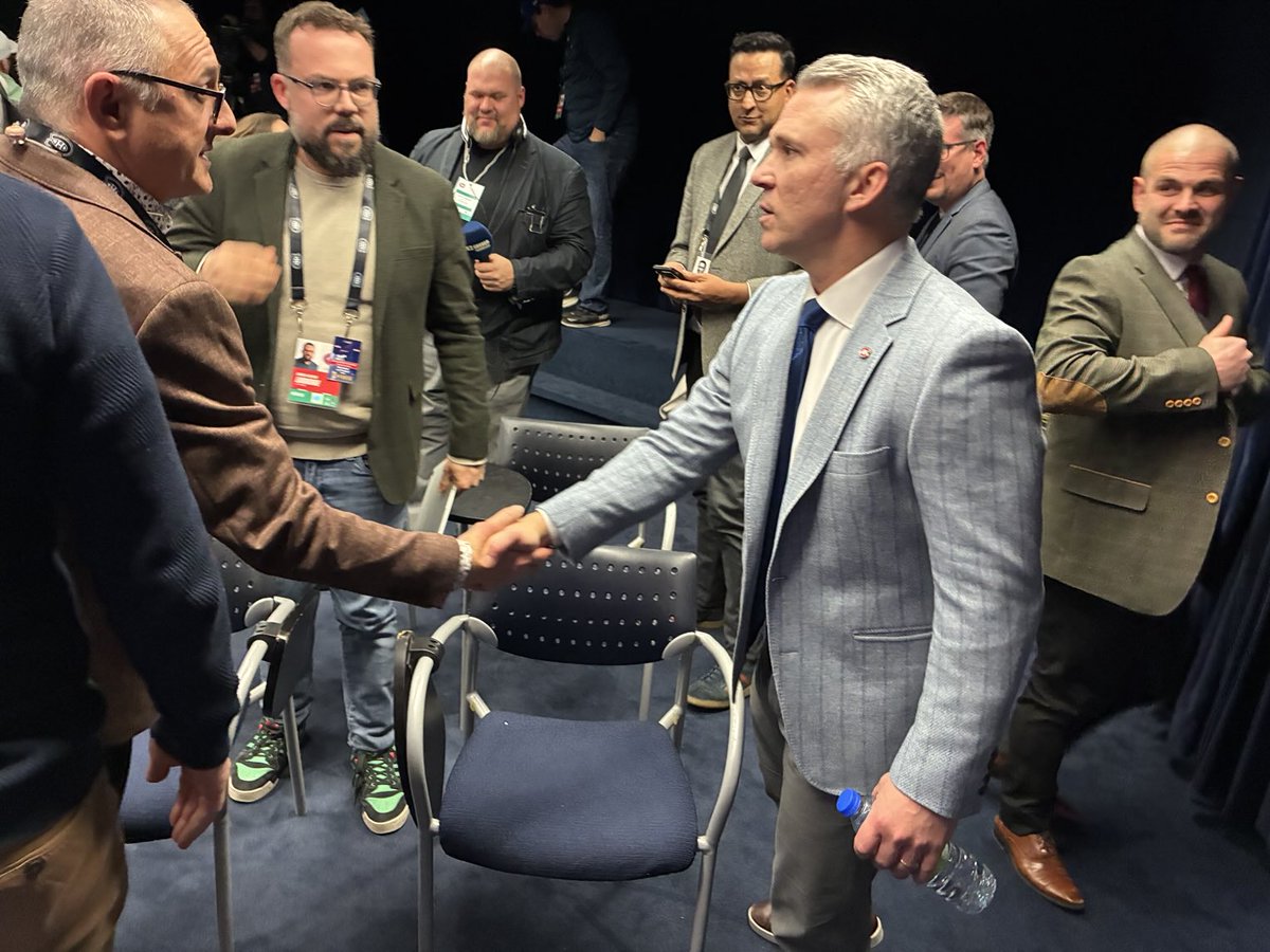 Martin St. Louis is a class act. Shaking hands with Montreal media members and wishing them Merry Christmas and Happy Holidays after #Habs final game at Bell Centre until Jan. 7 #Habs
