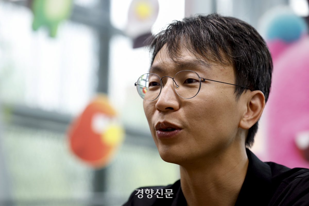 남편이 25광수랑 정희원 닮았다고 하는데 무릎 탁 침 광수새끼도 음침하게 여자들 몰카사진 찍고다니고