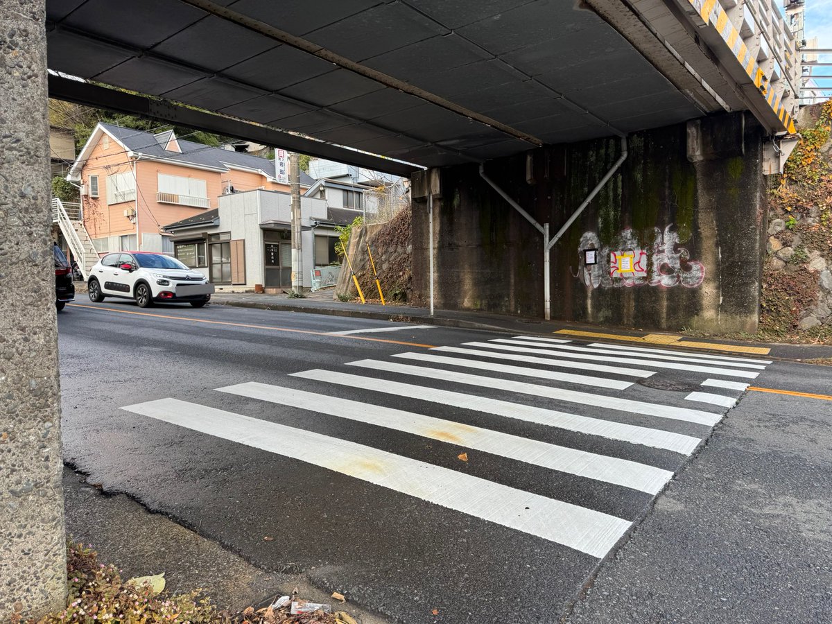 ちょーっと渡りづらい信号なし横断歩道があるけど、若松マーケット裏