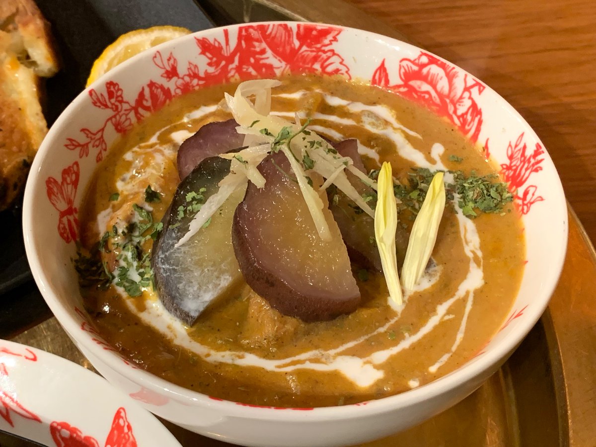 4_vtan's tweet image. お昼です🕛  #rasoi さんにてラソイろランチ🅱️を
オプションで柚子塩ネギチキンチーズナンに変更💨内側にもたっぷり過ぎるチーズ🧀にネギのシャキシャキ感が素晴らしい一品❗️チキンの旨味も嬉しいです😋
日替わりのヤーコン🍠も合わせて堪能させて頂きました🎶ご馳走様でした🙏