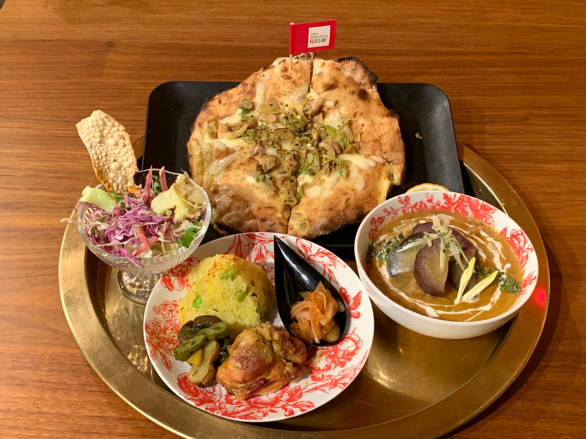 4_vtan's tweet image. お昼です🕛  #rasoi さんにてラソイろランチ🅱️を
オプションで柚子塩ネギチキンチーズナンに変更💨内側にもたっぷり過ぎるチーズ🧀にネギのシャキシャキ感が素晴らしい一品❗️チキンの旨味も嬉しいです😋
日替わりのヤーコン🍠も合わせて堪能させて頂きました🎶ご馳走様でした🙏