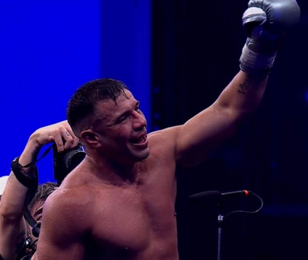 Que exhibición. Un silencio atroz. Que leyenda del deporte argentino es Maravilla Martínez. Nos dieron una pelea espectacular. Y teniendo 18 AÑOS MÁS que su contrincante. Aguanta, esquiva, contrataataca. Y con una rodilla menos. Campeón mundial, siempre.