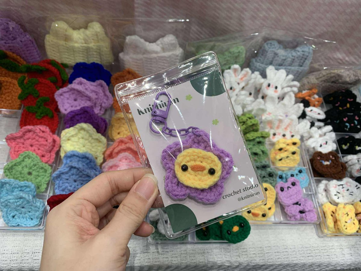 knitnirun's tweet photo. Knitnirun x ท.ถัก x @ilyksy_
เจอกันที่บูธ L05-L06 นะค้าบ 
มีพวงกุญแจถัก DIY ตุ๊กตา ชุดตุ๊กตา กิ๊ฟดอกไม้ สุ่มโปสการ์ดก็มีน้า 
 #IFEXPOWINTER25 https://t.co/dKit4kYqXP