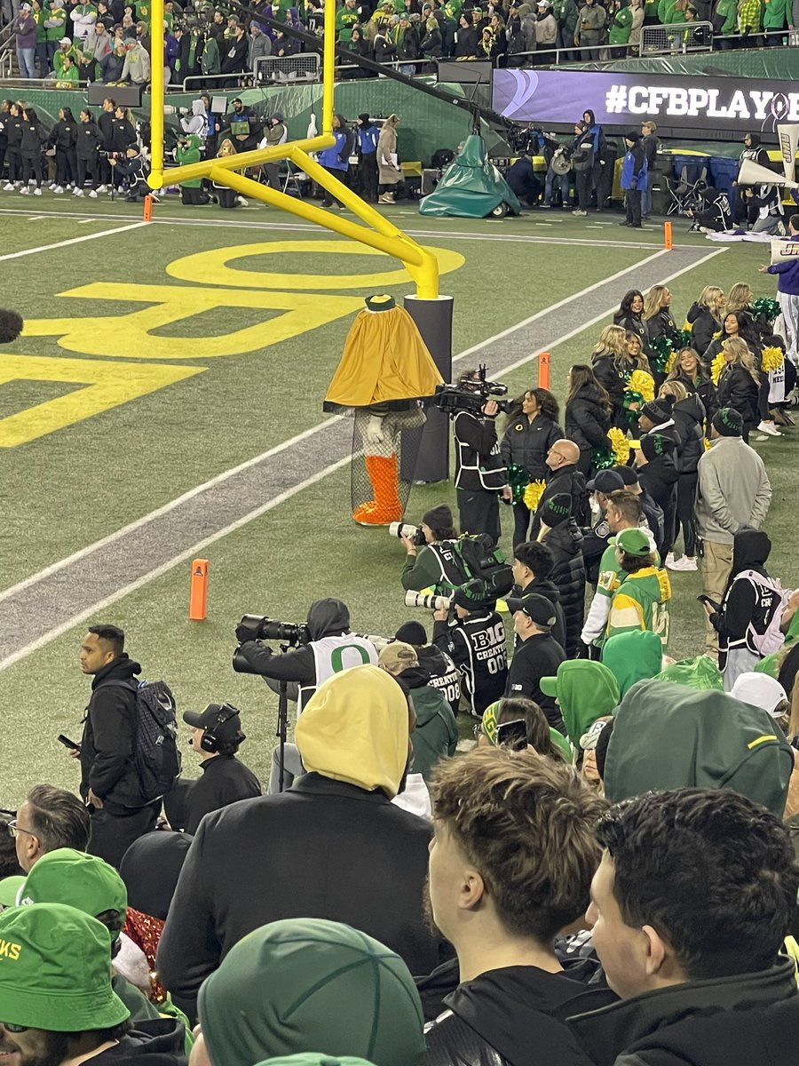 CamDerbyTV's tweet image. The Duck is currently the leg lamp from a Christmas story. #GoDucks