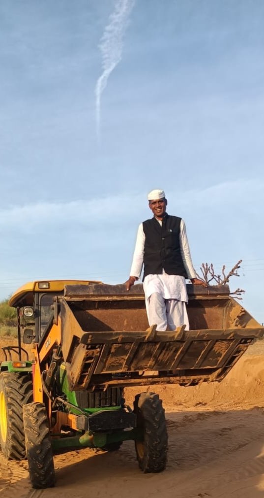 ThakurShamasher's tweet photo. #मैं_अरावली

सौ मीटर से
कम ऊंची पहाड़ी
न मेरा अंश

मैं अरावली
अपराधी हो गई
कोर्ट ने कहा

ये सौ मीटर
नीचे जमीन में है
वो तो मैं हूं ना

यह मैं नहीं
मेरी जड़ें आधार
अस्तित्व मेरा।

सदियां बीती
गुजरात से दिल्ली
को जोड़ती हूं।

थार रोकती
नदी बहाती हूं मैं
जिसकी सजा। https://t.co/NwAl9AUm6n