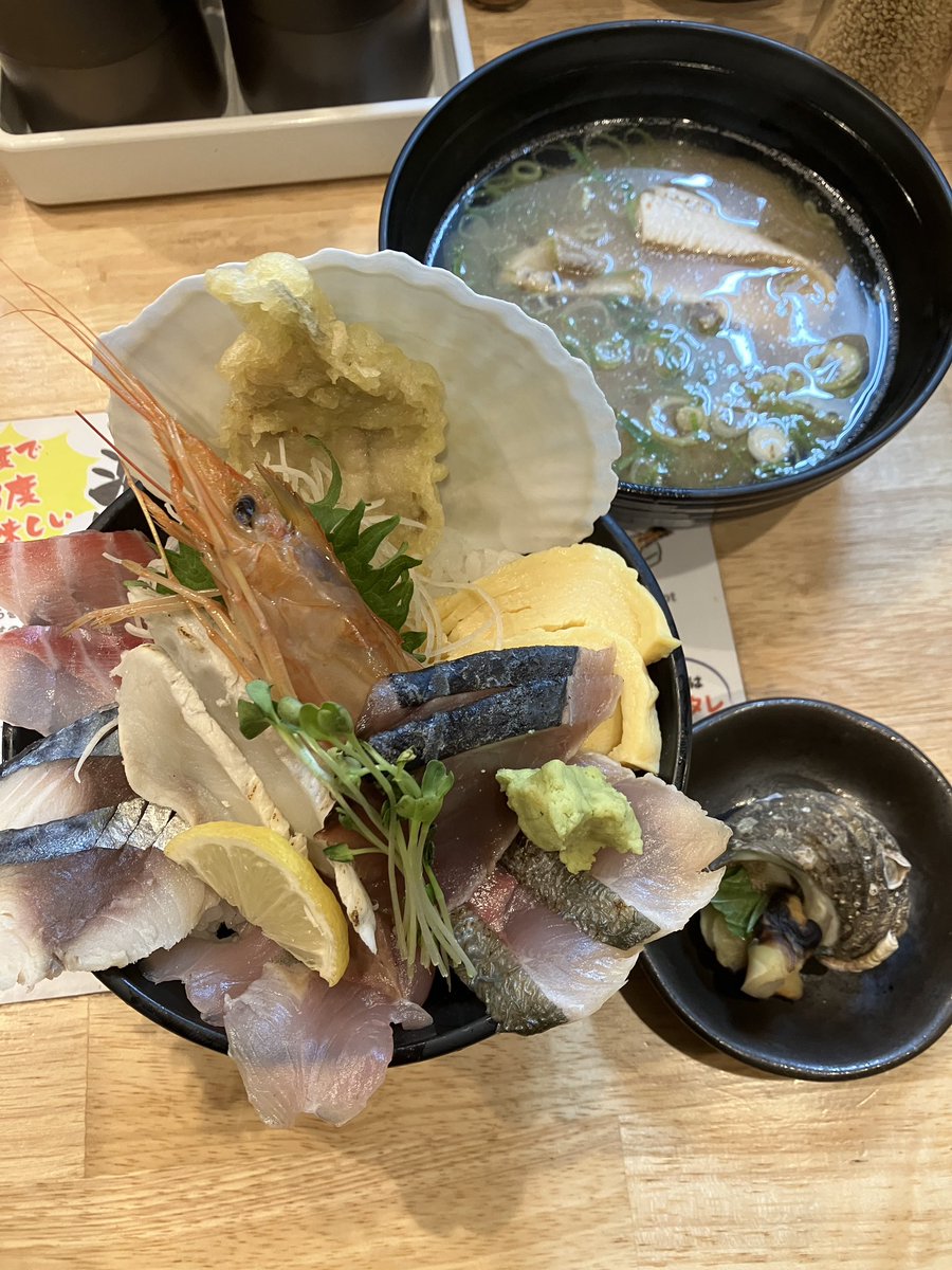 神戸三宮のどんぶり次郎本店さんで極上海鮮丼をいただきました。
ご飯大盛🍚無料、あら汁🍲つき。後半は出汁茶漬けで最後までおいしかったです
#極上海鮮丼 #どんぶり次郎本店 #神戸グルメ